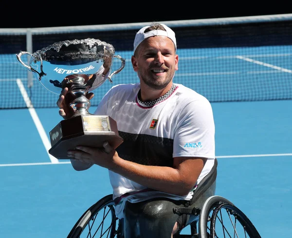Melbourne, Avustralya-27 Ocak 2019: Grand Slam şampiyon Dylan Alcott Avustralya 'dan sonra kupa sunumu sırasında 2019 Avustralya Açık Dörtlü tekerlekli sandalye Tekli final maçı Rod Laver Arena 'da