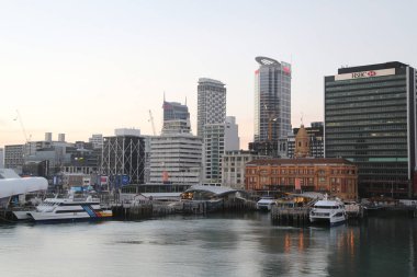 Auckland, Yeni Zelanda-29 Ocak 2019: Auckland Harbor 'daki Auckland feribot terminali gündoğumu. Bu banliyö ve adalar ile Auckland City bağlayan Auckland feribot ağının merkezidir