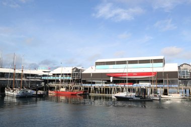 Auckland, Yeni Zelanda-29 Ocak 2019: Yeni Zelanda Denizcilik Müzesi. İlk Polinezya kaşifleri Amerika Kupası 'nda modern zafer için Yeni Zelanda 'nın denizcilik tarihini kapsayan sergiler evler.