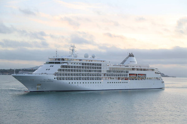 AUCKLAND, NEW ZEALAND - 29 января 2019 года: Silversea 's Silver Whisper Cruise Ship in Auckland Harbor. Silver Whisper отправляется в кругосветное путешествие в 2019 году
