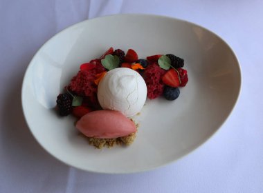 Sorbe ve çilek ile Meringue kek Pavlova