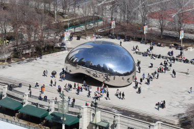 Millennium Park ve Chicago 'da bulut kapısı heykeli. Havadan görünüm