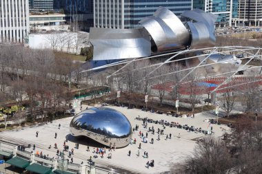 Millennium Park ve Chicago 'da bulut kapısı heykeli. Havadan görünüm