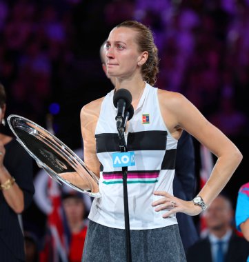 Melbourne, Avustralya-26 Ocak 2019:2019 Avustralya Açık finalist Petra Kvitova Çek Cumhuriyeti 'nde kupa sunum töreni sırasında Melbourne Park Rod Laver Arena son maçından sonra