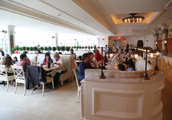 2019年4月14日 绿地上的客栈主餐厅 绿地上的小酒馆是一家美国美食地标性餐厅 位于纽约市曼哈顿的中央公园 — 图库照片