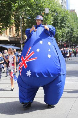 Melbourne, Avustralya-26 Ocak 2019: katılımcılar Melbourne içinde 2019 Avustralya günü geçit töreni sırasında yürüyüş