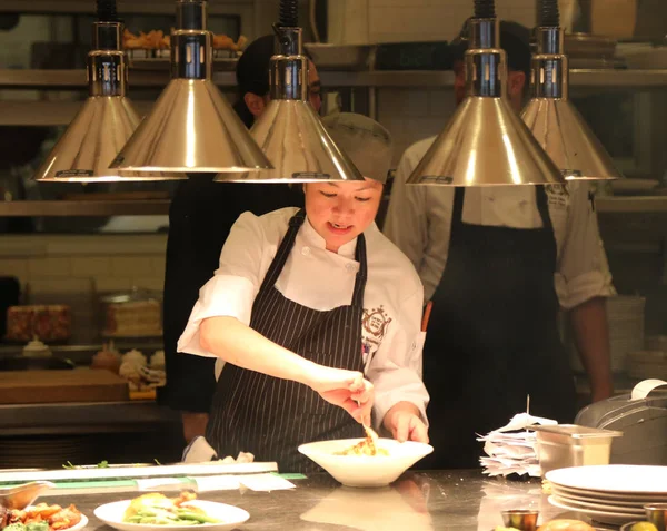 2019年4月14日 忙碌的厨师在绿色厨房的小酒馆工作 绿地上的小酒馆是一家美国美食地标性餐厅 位于纽约市曼哈顿的中央公园 — 图库照片