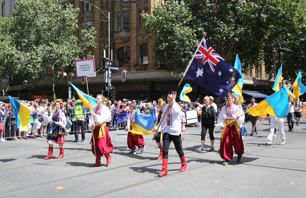 МЕЛЬБУРН, Австрия - 26 ЯНВАРЯ 2019: Ассоциация украинцев в Виктории принимает участие в параде в честь Дня Австралии 2019 года в Мельбурне
