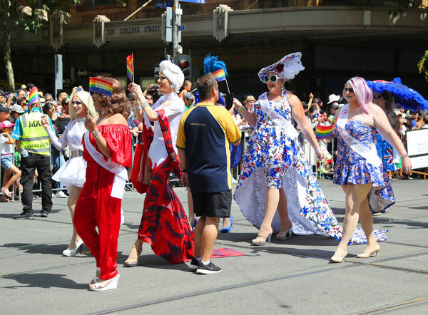 МЕЛЬБУРН, АВСТРАЛИЯ - 26 ЯНВАРЯ 2019: Мисс Гей и Мисс Транссексуальная Австралия принимают участие в параде в честь Дня Австралии 2019 года в Мельбурне
