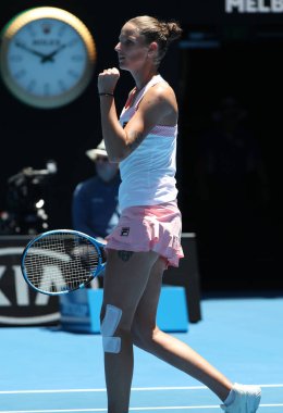 Melbourne, Avustralya - 22 Ocak 2019: Çek Cumhuriyeti'nden profesyonel tenisçi Karolina Pliskova, 2019 Avustralya Açık çeyrek final maçında Serena Williams'a karşı zaferini kutluyor 