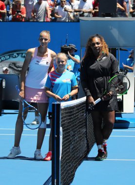 Melbourne, Avustralya - 22 Ocak 2019: Melbourne Park'ta düzenlenen 2019 Avustralya Açık çeyrek final maçı öncesi Çek Cumhuriyeti 'nden Karolina Pliskova (L) ve ABD'li Serena Williams