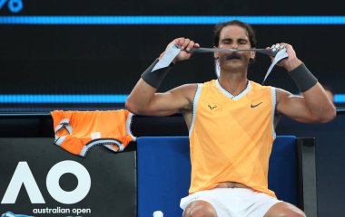 Melbourne, Avustralya - 27 Ocak 2019: Melbourne Park'ta düzenlenen 2019 Avustralya Açık'taki final maçında İspanya Grand Slam şampiyonu Rafael Nadal bandanayı 17 kez değiştiriyor