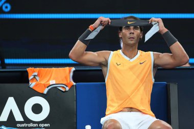 Melbourne, Avustralya - 27 Ocak 2019: Melbourne Park'ta düzenlenen 2019 Avustralya Açık'taki final maçında İspanya Grand Slam şampiyonu Rafael Nadal bandanayı 17 kez değiştiriyor