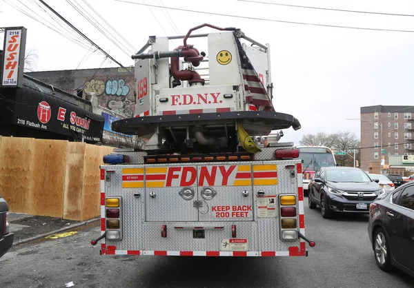 布鲁克林 2019年4月18日 在纽约布鲁克林 5级火灾烧毁了企业 Fdny引擎和消防队员在被烧毁的企业面前 198 消防员战斗 报警火灾 2019年4月17日 — 图库照片
