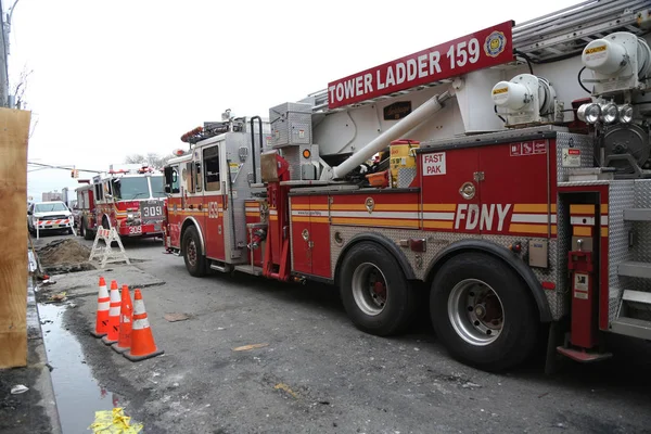 Brooklyn April 2019 Fdny Motor Och Brandmän Framför Brända Företag — Stockfoto