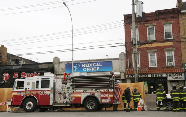 ブルックリン ニューヨーク 2019年4月18日 ニューヨーク州ブルックリンで5警報火災が発生した後 燃えた企業の前でFdnyエンジンと消防士 198 消防士バトル 5アラーム火災 2019年4月17日 — ストック写真