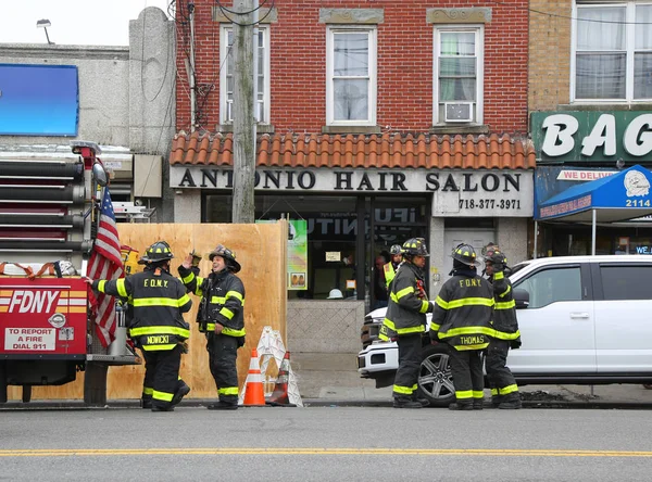 Brooklyn Abril 2019 Fdny Engine Los Bomberos Frente Las Empresas —  Fotos de Stock