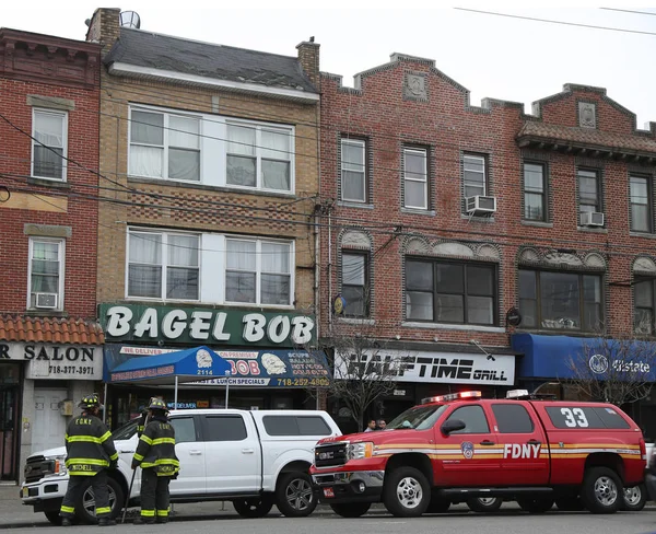 Brooklyn April 2019 Fdny Engine Firefighters Front Burnt Businesses Alarm — Stock Photo, Image