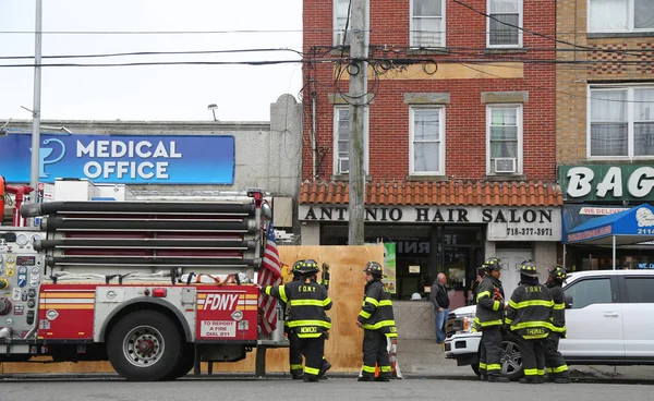 Brooklyn April 2019 Fdny Motor Och Brandmän Framför Brända Företag — Stockfoto