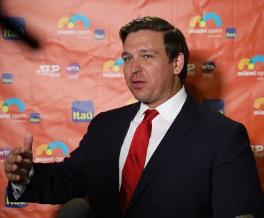 Miami Gardens, Florida - 27 Mart 2019: Florida Valisi Ron Desantis, Miami Gardens, Florida'daki Hard Rock Stadyumu'nda 2019 Miami Open'ı ziyaret etti