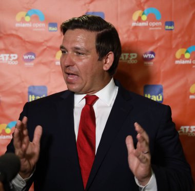 Miami Gardens, Florida - 27 Mart 2019: Florida Valisi Ron Desantis, Miami Gardens, Florida'daki Hard Rock Stadyumu'nda 2019 Miami Open'ı ziyaret etti