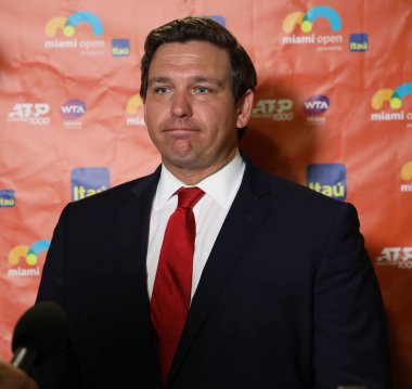 Miami Gardens, Florida - 27 Mart 2019: Florida Valisi Ron Desantis, Miami Gardens, Florida'daki Hard Rock Stadyumu'nda 2019 Miami Open'ı ziyaret etti
