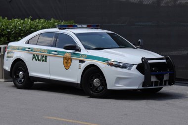 Miami, Florida - 27 Mart 2019: Miami - Güney Miami'de Dade polis departmanı arabası. Miami-Dade County'de görev yapan polis departmanında 3 binden fazla memur bulunuyor.