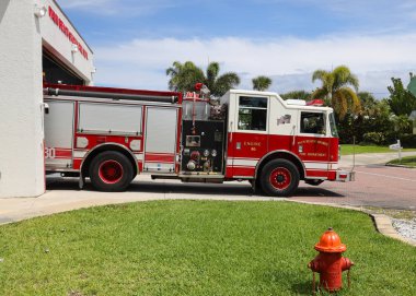 Palm Beach Gardens, Florida - 30 Mart 2019: Palm Beach Gardens itfaiye kamyonu. 