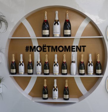 Miami Gardens, Florida - 27 Mart 2019: Moet ve Chandon şampanyası Miami'deki Hard Rock Stadyumu'nda düzenlenen 2019 Miami Open'da sunuldu. Moet ve Chandon Miami Açık'ın resmi şampanyasi.