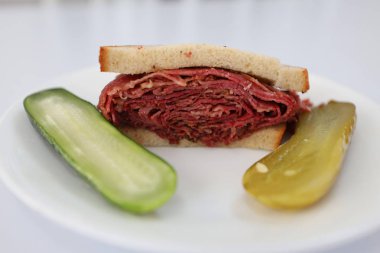 New York Şarküteri turşu ile ünlü pastırma çavdar sandviç üzerinde servis