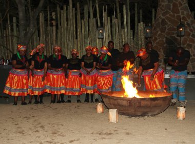 Hazyview, Güney Afrika - 1 Ekim 2018: Güney Afrika'nın Sabi Sands Game Reserve bölgesinde bulunan Singita lodge'da yerli dansçılar turistler için performans sergiliyor