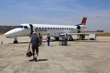 Mpumalanga, Güney Afrika - 2 Ekim 2018: Airlink jeti Güney Afrika'daki Kruger Mpumalanga Uluslararası Havaalanı'nda pistte. Airlink, Johannesburg, Güney Afrika merkezli bölgesel bir havayolu şirketidir.