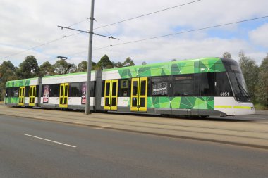 Melbourne, Avustralya - 24 Ocak 2019: Modern Melbourne Tramvayı şehrin ünlü ikonik ulaşım