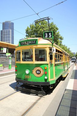 MELBOURNE, AUSTRALIA - 24 HAZİRAN 2019: Şehir Çemberi servisinde W sınıfı tramvay. Bu ücretsiz tramvay daha çok Melbourne, Avustralya 'nın orta ticaret bölgesinde koşan turistlere yönelik.