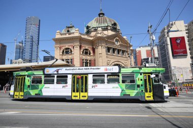 Melbourne, Avustralya - 24 Ocak 2019: Modern Melbourne Tramvayı şehrin ünlü ikonik ulaşım