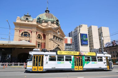 Melbourne, Avustralya - 24 Ocak 2019: Modern Melbourne Tramvayı şehrin ünlü ikonik ulaşım