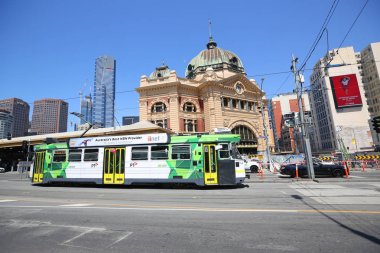 Melbourne, Avustralya - 24 Ocak 2019: Modern Melbourne Tramvayı şehrin ünlü ikonik ulaşım