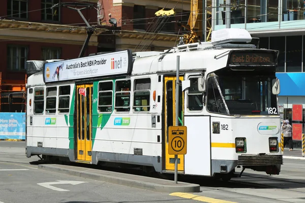 墨尔本 澳大利亚 2019 现代墨尔本电车是该镇著名的标志通 — 图库照片