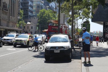 Melbourne, Avustralya - 22 Ocak 2019: Victoria Police Constable Melbourne, Avustralya'da park cezası yazıyor