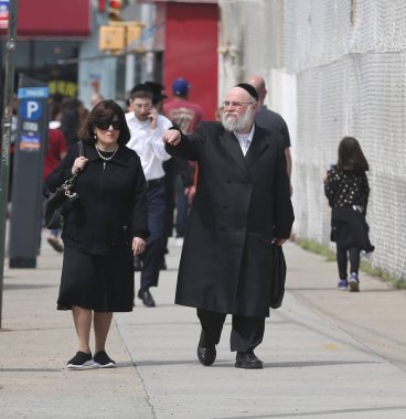 Brooklyn, New York - 23 Nisan 2019: Yahudi ortodoks ailesi Brooklyn, New York'taki Coney Adası'nda Hamur Burada Hamur İzinde