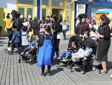 Brooklyn, New York - 23 Nisan 2019: Yahudi ortodoks ailesi Brooklyn, New York'taki Coney Adası'nda Hamur Burada Hamur İzinde