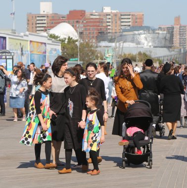 Brooklyn, New York - 23 Nisan 2019: Yahudi ortodoks ailesi Brooklyn, New York'taki Coney Adası'nda Hamur Burada Hamur İzinde