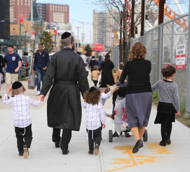 Brooklyn, New York - 23 Nisan 2019: Yahudi ortodoks ailesi Brooklyn, New York'taki Coney Adası'nda Hamur Burada Hamur İzinde