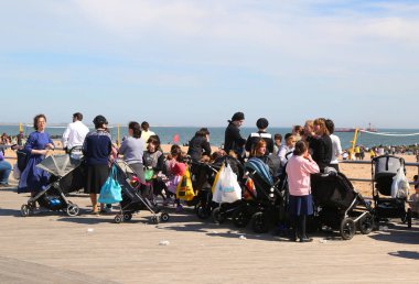 Brooklyn, New York - 23 Nisan 2019: Yahudi ortodoks ailesi Brooklyn, New York'taki Coney Adası'nda Hamur Burada Hamur İzinde