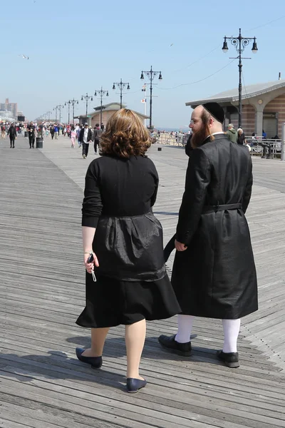 Brooklyn New York Dubna 2019 Židovská Pravoslavná Rodina Baví Venku — Stock fotografie