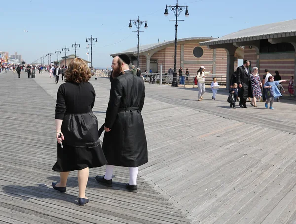 Brooklyn New York April 2019 Jewish Orthodox Family Enjoy Outdoors — Stock Photo, Image