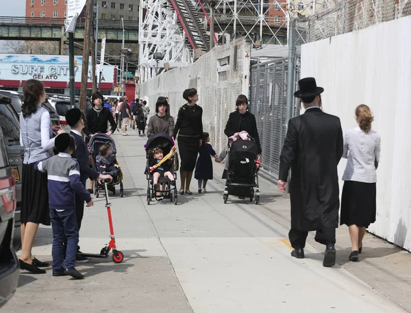 Brooklyn New York April 2019 Jewish Orthodox Family Enjoy Outdoors — Stock Photo, Image