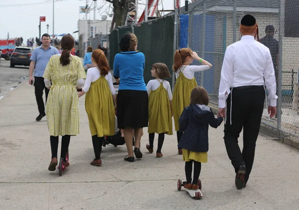 Brooklyn Nova Iorque Abril 2019 Família Ortodoxa Judaica Desfruta Livre — Fotografia de Stock