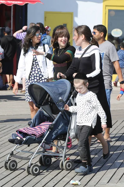 Brooklyn New York April 2019 Jewish Orthodox Family Enjoy Outdoors — Stock Photo, Image