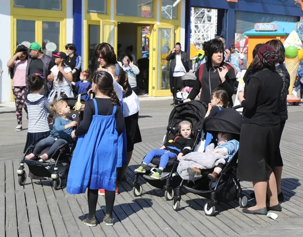 Brooklyn New York Dubna 2019 Židovská Pravoslavná Rodina Baví Venku — Stock fotografie